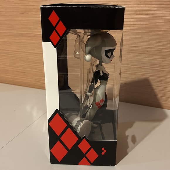 FAN EXPO EXCLUSIVE black white and red all over Harley Quinn vinyl figure - Picture 8 of 8